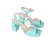 Sandalias de tacón alto color celeste con textura de piel de serpiente. Tienen plataforma, tiras finas sin costuras y hebilla metálica.