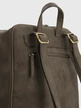 Mochila Hush Puppies color marrón con cierre superior y bolsillo frontal con cierre. Incluye llavero con logo de la marca.