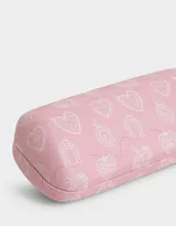 Estuche rígido para anteojos color rosa claro con estampado de corazones, herraduras y dijes.