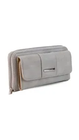 Billetera larga color beige, con solapa y broche a presión. Tiene un compartimento frontal con tarjeteros, visor y bolsillos, y un compartimento posterior con monedero con cierre, tarjeteros y bolsillos. Incluye un bolsillo trasero con cierre.