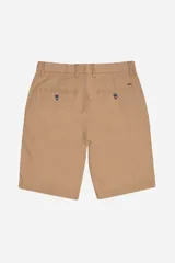 Bermuda color beige, de corte chino clásico, con pasacinto y logo bordado.