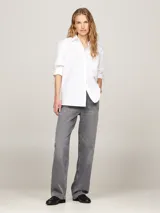 Pantalón jean gris de corte amplio y recto, con tiro alto y efecto lavado.