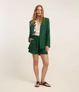 Short de viscosa, lino y poliéster color verde, con cinturón de cuerda doble y hebilla metalizada, trabillas en la cintura y pliegues delanteros.