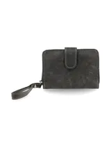 Billetera doble de cuero vacuno color gris con cierre metálico y manija muñequera de cuero. Interior con múltiples ranuras para tarjetas y bolsillo monedero con cierre.