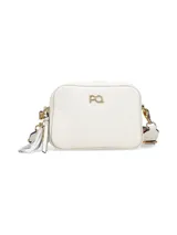 Cartera bandolera de cuero sintético color blanco con logo dorado en el frente. Tiene correa ancha de tela estampada con motivos geométricos y herrajes dorados. Incluye un dije de flecos de cuero en el lateral.
