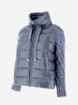 Chaqueta acolchada celeste con cierre frontal, cuello alto y mangas largas tejidas.