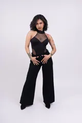 Body negro con cuello alto, mangas sisa y transparencias de tul en el escote y los laterales.