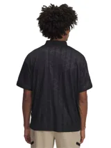 Remera Under Armour negra con cuello tipo polo y estampado geométrico en toda la prenda. Tiene un logo en el pecho.