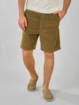 Bermuda color marrón de pana con cintura elástica.