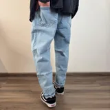 Pantalón jean celeste de corte amplio y tiro alto.