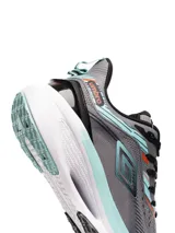 Championes de running Umbro Infinity, color negro con detalles en gris y rojo.