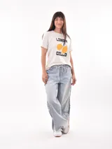 Remera blanca de algodón con estampado de limones y texto en azul.