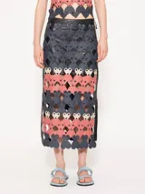 Pollera midi de cuero ovino con diseño de corazones troquelados en cuero vacuno y ojalillos metálicos níquel.