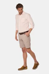 Bermuda clásica azul marino, confeccionada en algodón y spandex, cómoda y flexible.