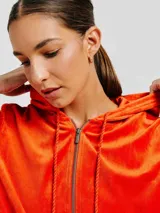 Campera naranja de plush con capucha, cierre frontal y bolsillos tipo canguro.