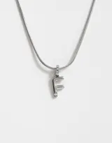 Cadena plateada de acero quirúrgico con dije de letra "B" con strass incrustados.