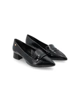 Zapato tipo mocasín de cuero texturado color negro charol, con terminación en punta y taco cuadrado bajo.