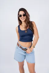 Musculosa corta color marrón con escote redondo.