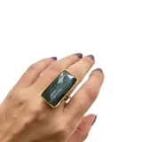 Anillo artesanal de bronce bañado en oro con piedra natural rectangular.