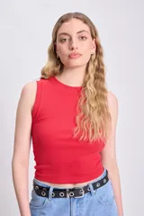 Musculosa roja de tejido rib con cuello redondo y sisas anchas.