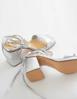 Sandalias plateadas de cuero con plataforma de 1,5 cm y taco de 8 cm.