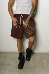 Bermuda marrón de algodón con corte oversize, cintura elástica con cordón ajustable y logo bordado en la pierna.