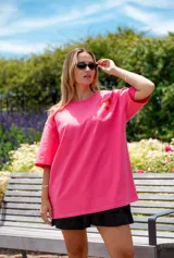 Remera manga corta color fucsia de corte holgado con estampado de un corazón en el pecho.