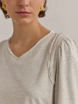 Remera gris claro de algodón con mangas largas abullonadas y escote en V.