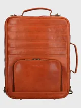 Mochila convertible para cámara fotográfica de cuero natural color marrón. Puede utilizarse como mochila y maletín. Cuenta con compartimento principal con cierre cremallera, bolsillo frontal con cierre, bolsillo trasero con cierre cremallera y fuelle para guardar una cámara fotográfica, bolsillo interior con cierre, bolsillos y compartimentos interiores para guardar accesorios, correas ajustables y removible y forro interior 100% poliéster reciclado.
