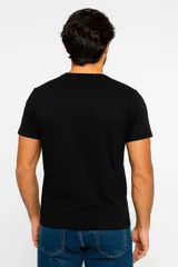 Remera blanca de algodón con cuello en V, corte slim fit y estampado multicolor.