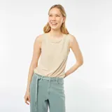 Musculosa color beige con cuello redondo y corte recto.