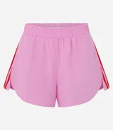 Short deportivo femenino modelo runner, color marrón chocolate con cintura elástica y rayas laterales color crema.