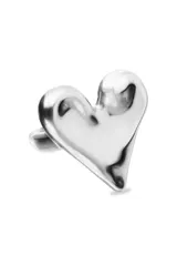 Anillo de aleación de metales con baño de plata, con forma de corazón tridimensional y liso.
