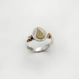 Anillo en Plata 925 con detalle en Oro 9k y piedra en forma de gota.