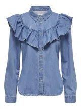 Camisa de denim celeste con cuello clásico, cierre frontal con botones dorados y mangas largas. Presenta volados en el frente y los hombros.