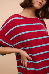 Remerón rojo con rayas horizontales turquesas, de corte recto y suelto, manga corta y cuello redondo.