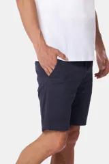 Bermuda color beige con cintura elastizada, bolsillos laterales y traseros.