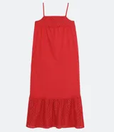 Vestido largo blanco de algodón con tirantes finos, escote cuadrado, detalles de laise en escote y ruedo, y lazo trenzado para atar en la cintura.