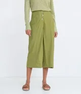 Pantalón pantacourt verde oliva con detalles pespuntados, cierre frontal con tres botones y bolsillos laterales.