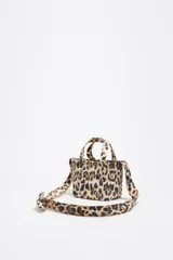 Mini bolso tote con estampado animal print, doble asa corta y logo bordado en negro.