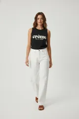 Musculosa celeste con estampado frontal de la palabra "Chérie" en azul marino.