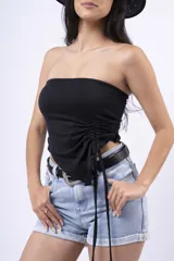 Strapless blanco con frunce lateral y tiras ajustables.