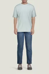 Remera blanca de algodón con cuello redondo y corte holgado.