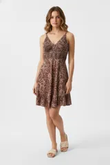 Vestido corto de poliéster estampado, corte holgado con elástico en la cintura y escote en V.