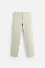Pantalón de vestir color beige, corte slim fit, con cintura elástica, bolsillos frontales y traseros de vivo.