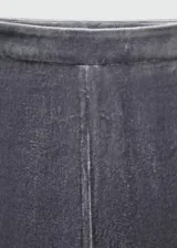 Pantalón de terciopelo gris, de corte recto y tiro alto.