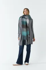 Saco largo de punto color negro, sin botones y con dos bolsillos pequeños al frente.