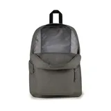 Mochila JanSport gris con logo en azul y rojo, con un compartimento principal amplio, un bolsillo frontal con cierre y tirantes acolchados.