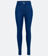 Pantalón skinny jeans azul oscuro, de tiro alto, con bolsillos delanteros y traseros, cierre con botón y cremallera.