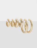 Set de tres pares de aros tipo argolla dorados, de diferentes tamaños y grosor.
